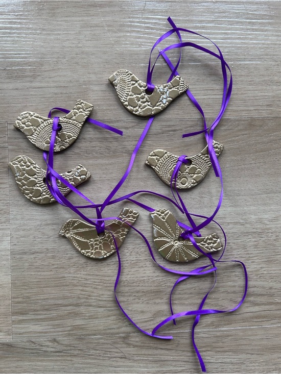 Anthropologie Other - Gold Decorative Bird Ornaments with Purple Ribbon (Set of 6)